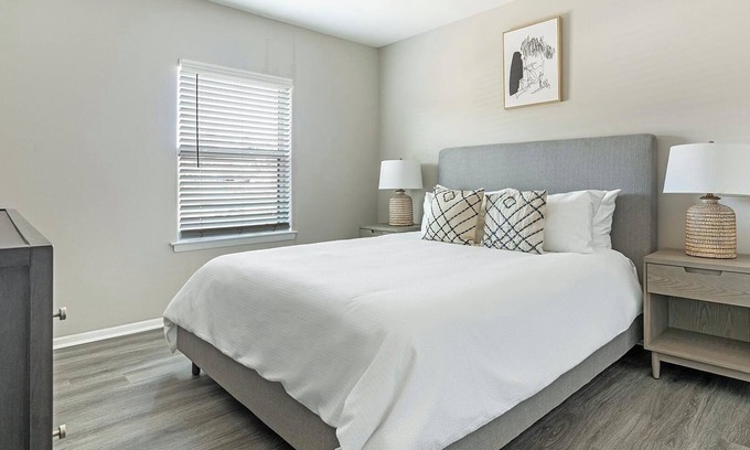 Homewood Apartment | Landing | Stunning 2BD, Gym, Clubhouse