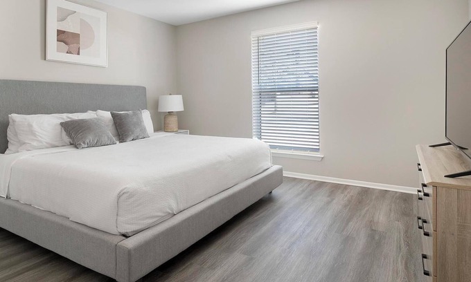 Homewood Apartment | Landing | Stylish 1BD, Gym, Pool