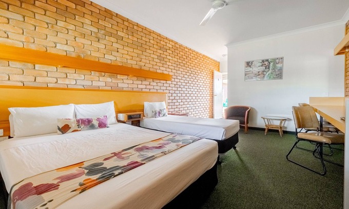 Barcaldine Hotel | Landsborough Lodge Motel