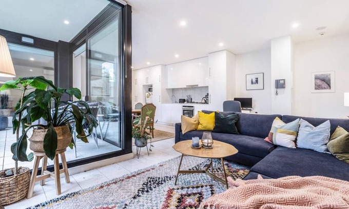 Fitzroy Apartment | Laneway Leisure Leafy Delight in Heart of Fitzroy
