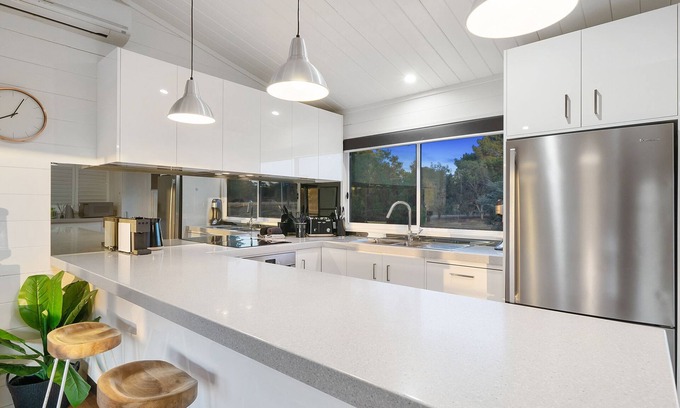 Mansfield House | Lani - 5 bedroom home located on the banks of Lake Eildon.