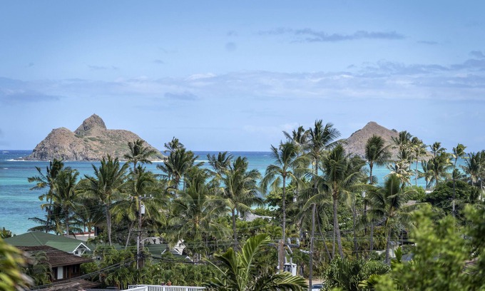 Lanikai Cottage | Lanikai Hillside Cozy Cottage with Spectacular Ocean View with Mokulua Islands.
