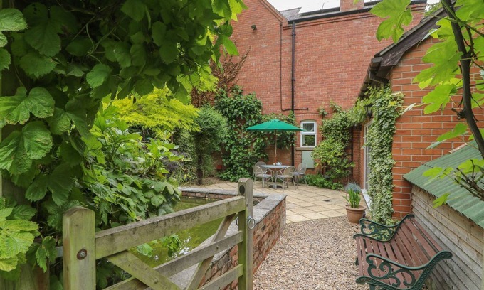 Market Rasen Cottage | LANSDOWNE LODGE, pet friendly, with hot tub in Market Rasen