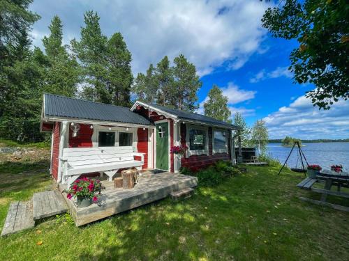 Mellanstrom Ski Chalet | Laplandliv cabin on the lake with hottub