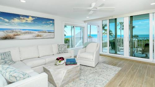 Longboat Key Apartment | LaPlaya 206C Gorgeous vistas of the Gulf from this light and bright end unit with private access to the beach