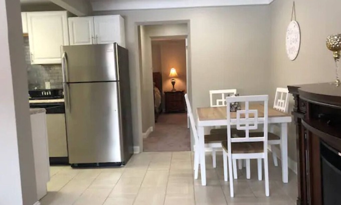 Mount Saint Joseph Apartment | Large 1 Bedroom Apt - Full Kitchen - Sleeps 4
