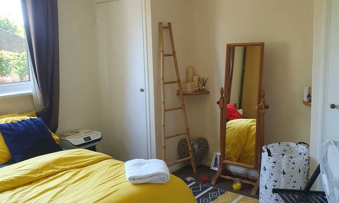Horsham Apartment | Large 1 Bedroom Flat With Fitted Kitchen and a Leather Sofa Chair