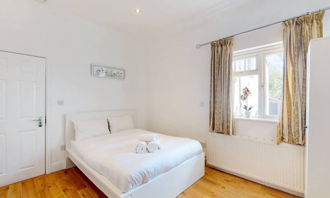 Friern Barnet Apartment | Large 1 Bedroom Near Central London, Alexandra Palace, New Southgate Arnos Grove