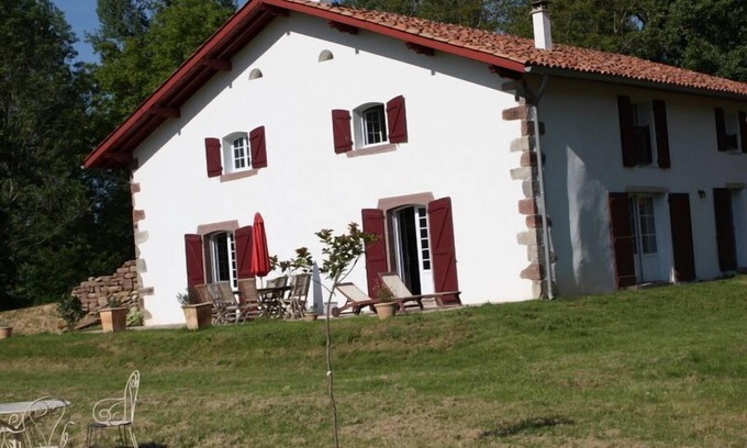 Saint-Jean-Pied-de-Port Villa | Large 18th century Basque house restored 16 to 20 people
