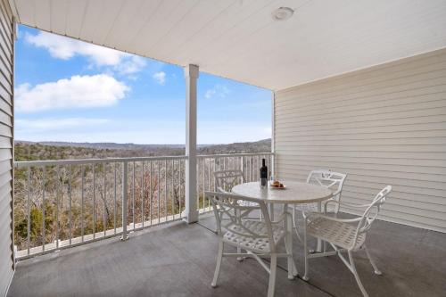 Kimberling City House | Large 2 Bed Condo w Beautiful Deck Views-Free Attraction Tickets-Table Rock Lake Access
