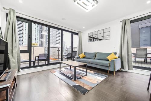Canary Wharf Apartment | Large 2 Bed with Massive Balcony in Canary Wharf