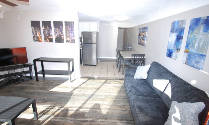 Mount Saint Joseph Apartment | Large 2 Bedroom - Full kitchen - Sleep 6