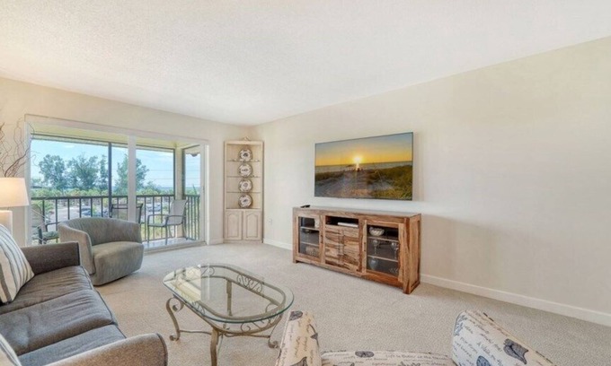 Siesta Key Condo | Large 2 bedroom with updated open kitchen and spectacular Gulf of Mexico views