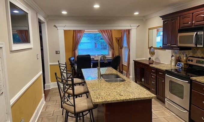 Athens House | Large 3 bedroom - Back deck - Pet Friendly