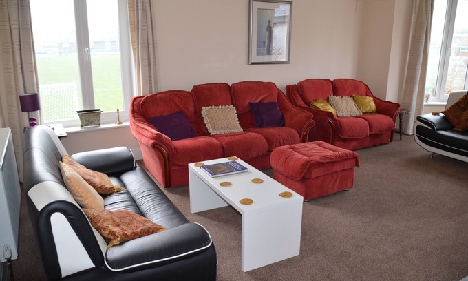 Whitby Apartment | Large 3 bedroomed Apt. sleeps 7 in comfy beds. Plenty of room for two families.