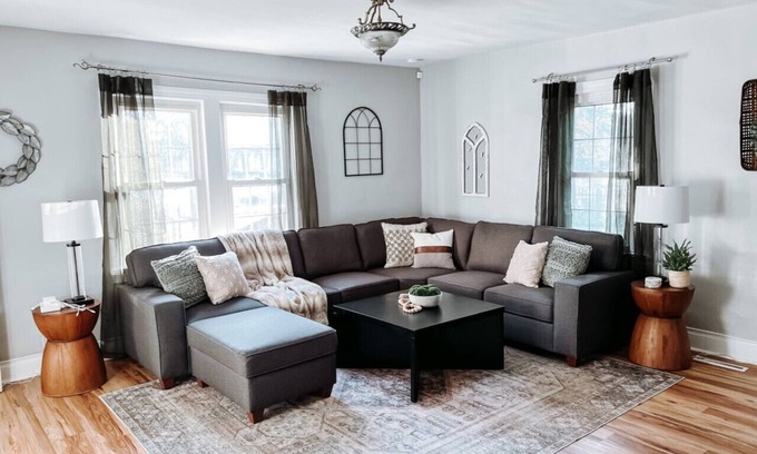 Berea House | Large 4 Bedroom|Close to Airport & IX Center|Sleeps 10