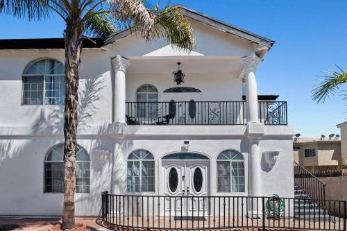 NoHo Arts District Apartment | Large 4bed 3bath near Universal studio Burbank airport Hollywood in Los Angeles