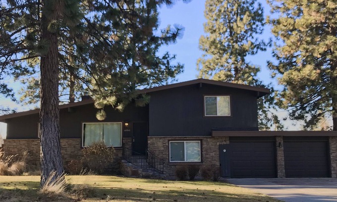 Southwest Bend House | Large 5 Bed , 3bath home close to Deschutes River and Old Mill Shopping District