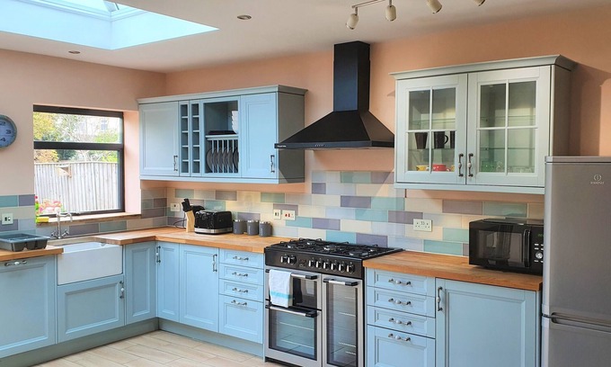 Swindon House | Large 5 Bedroom House Terrace Parking