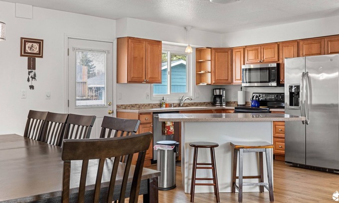 Sand Lake House | Large 6 Bedroom Home
