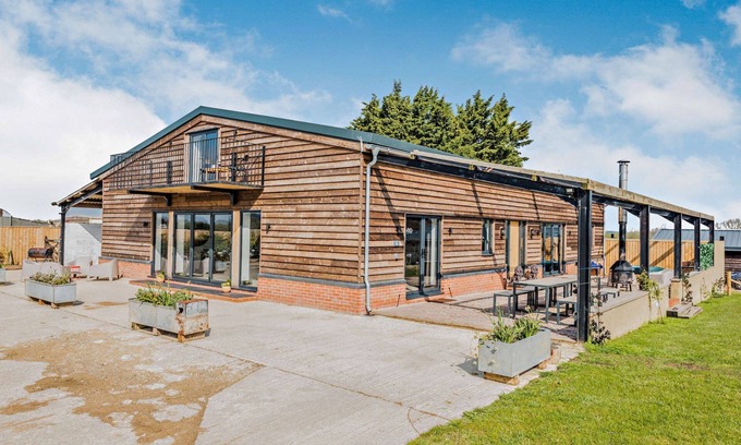 Faringdon Cottage | Large 6 bedroom luxury holiday home in the Cotswolds with a hot tub - Folly View