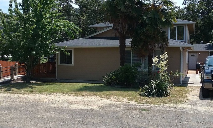Roseburg House | Large 7 bd 5 bath house. A few miles from wildlife safari. Gourmet kitchen