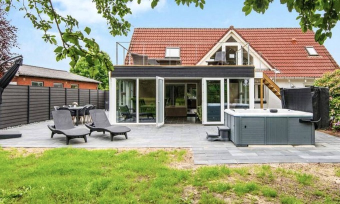 Henne House | Large activity house with free waterpark and bowling.