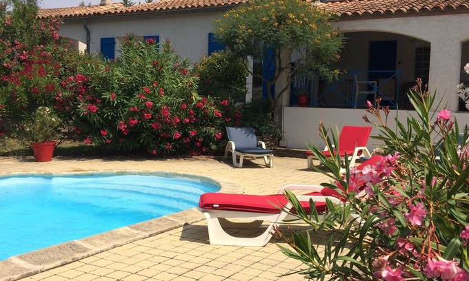 Carcassonne Villa | Large air-conditioned villa in mature garden, swimming pool
