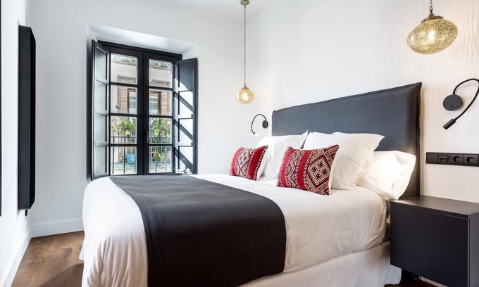 Alfalfa Apartment | Large and bright top floor 2 bedroom apartment with lovely outdoor sitting area