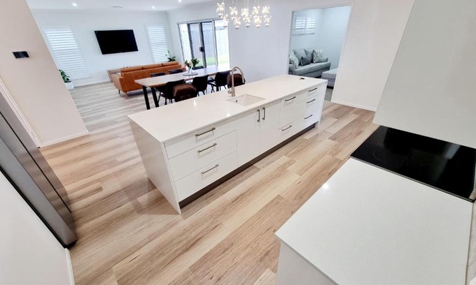 Urraween House | Large and Private Executive Home - Secure parking for boats