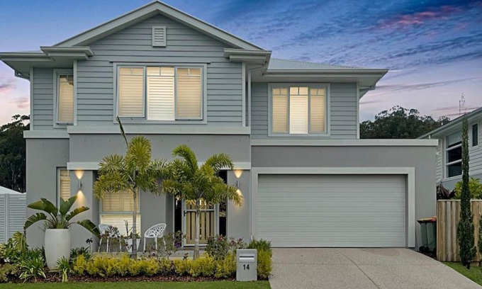 Bells Creek House | Large and spacious, 3 living rooms with patio and pool