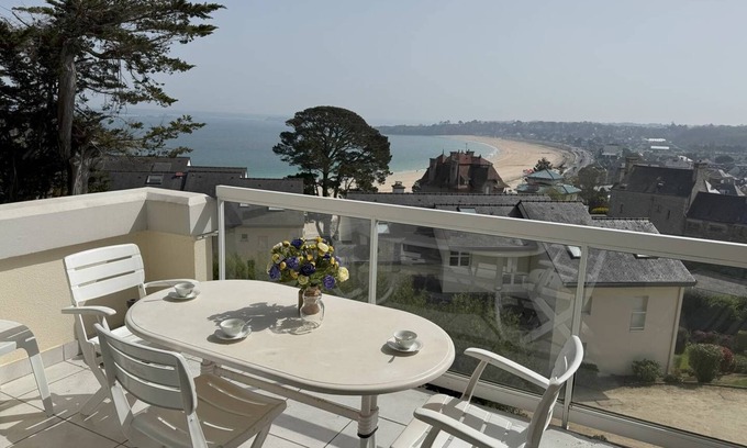 Saint-Cast-le-Guildo Apartment | Large apartment with sea view in a quiet residence in Saint Cast le Guildo, 2 bedrooms for 7.