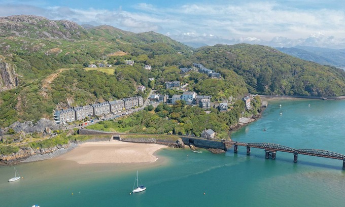 Barmouth Apartment | Large apartment in Victorian Townhouse by the Sea. Superb views. Ideal location