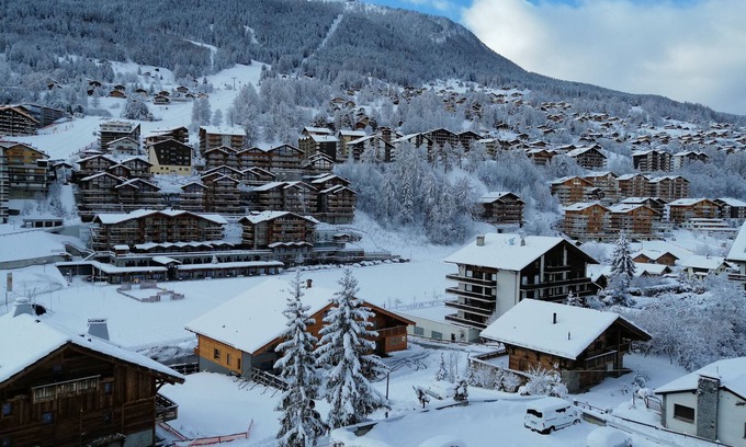 Saint-Pierre-de-Clages Apartment | large apartment, stunning views, swimming pool, big kitchen, 412km of ski slopes