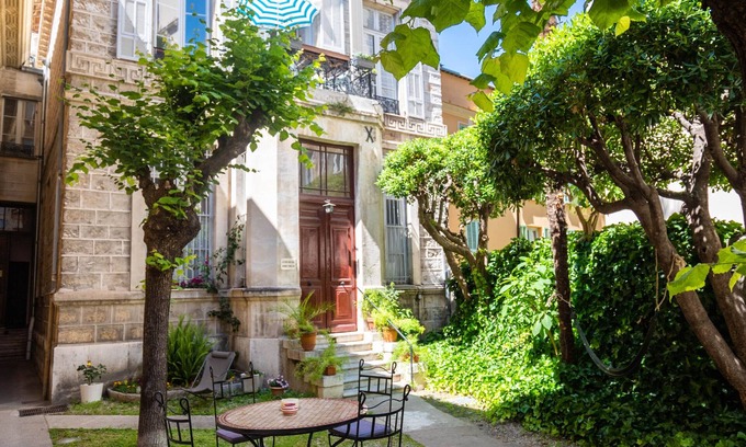 Jean-Medecin Bed & Breakfast | Large apartment up to 16 people in city center