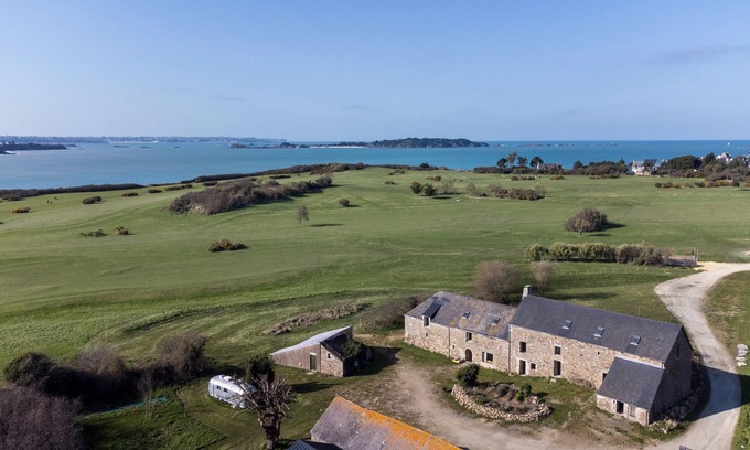 Lancieux Cottage | Large, atypical, artistic gîte in the heart of ecogolf and just a stone's throw from the beaches.