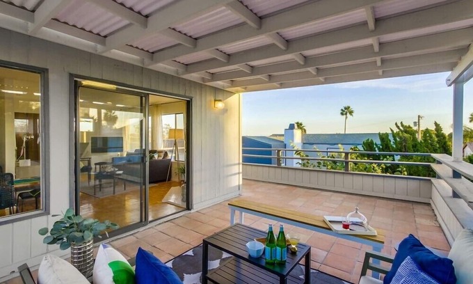 North Pacific Beach Apartment | Large balcony 1 BR Guesthouse in Pacific Beach