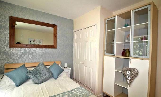Doncaster Apartment | Large Balcony Apartment - Town & Races -2 Dbl Beds
