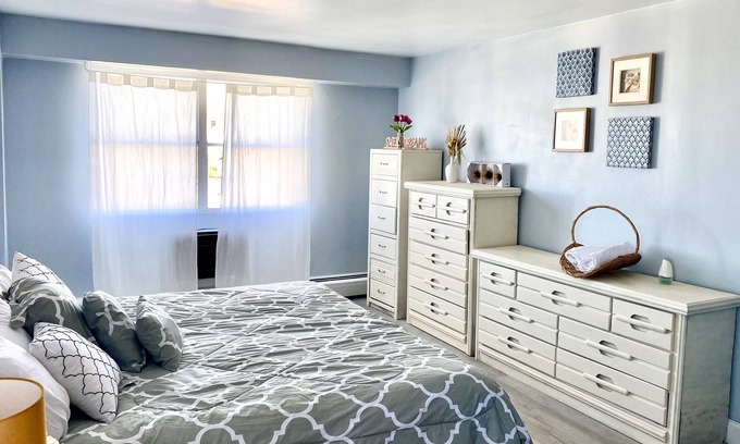 Atlantic City Condo | Large Beach 2 bedroom Condo few steps from the ocean sleeps 6