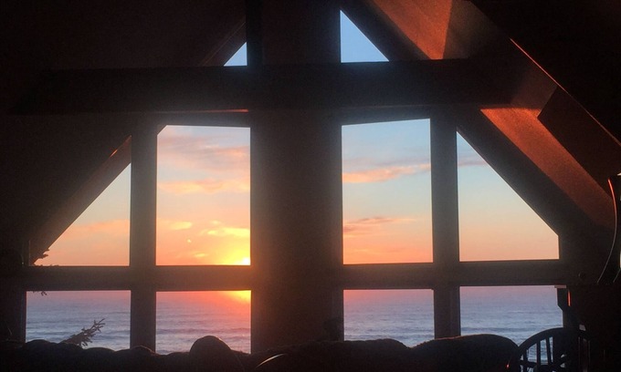 Yachats House | Large beach home with fantastic views of the Oregon Coast with a quaint cabin.