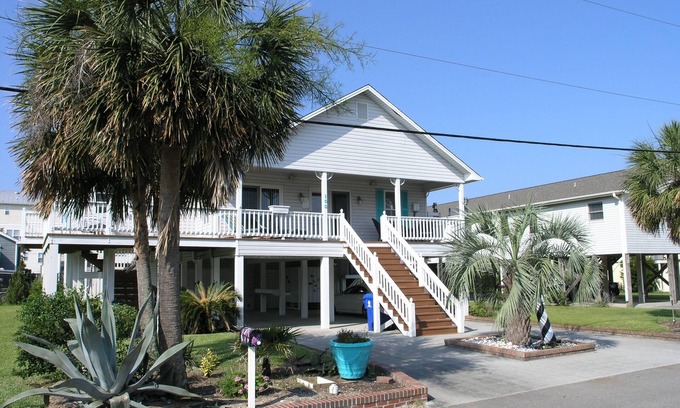 North Carolina Coast House | Large Beach House-86" LED TV-Pool Table-1 Block to Beach