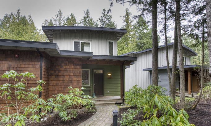 Regional District of Nanaimo House | Large Beach House in the Forest ~ Steps to the Beach