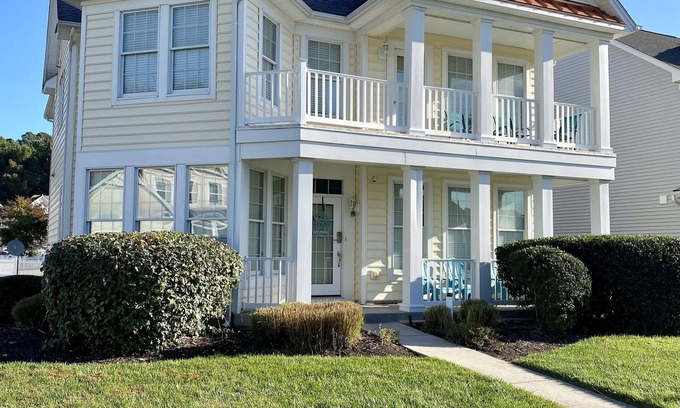 Berlin House | Large Beach House in Luxury Bayside Community; Pools, Clubhouse, Tennis, Piers