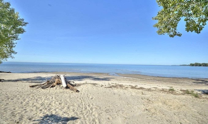 Fort Erie House | Large Beachfront Family Home with Heated Pool