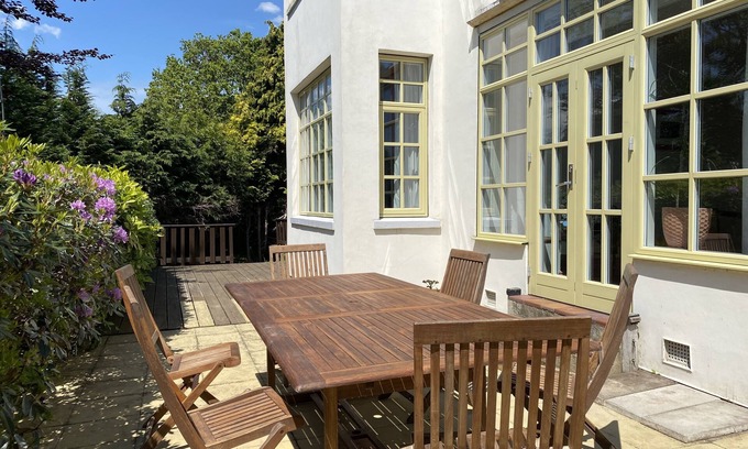 Bournemouth House | Large beautiful unusual house with lots of character and art on the walls.