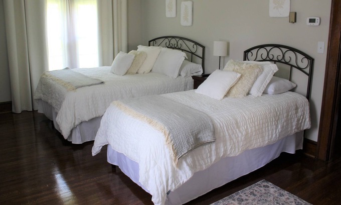 Tazewell House | Large bedroom sleeps 3 + within walking to Main St and area attractions.