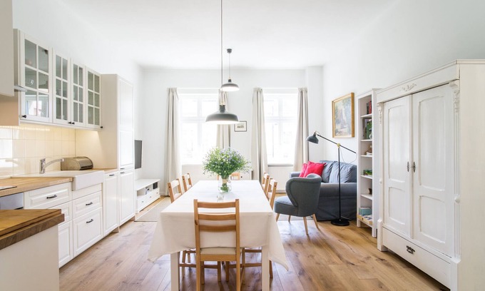 Stare Miasto Apartment | Large, bright, cozy old building apartment right on the market