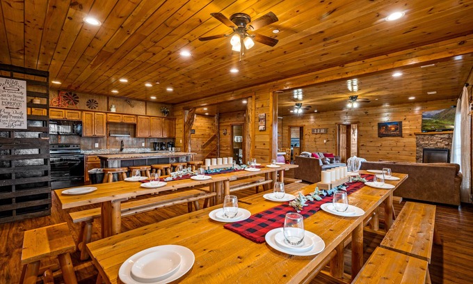 Pigeon Forge Cabin | Large Cabin - 11 bedrooms - 2 Miles from Dollywood - Tour Bus Welcome