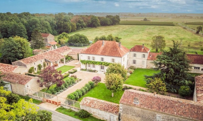 Thezac House | Large, charming estate with swimming pool, in the heart of the vineyards, 20 kms from the beaches.