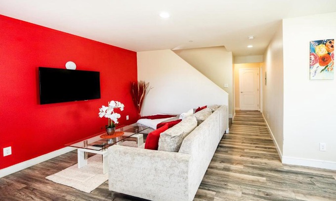 Los Angeles Apartment | Large chic 5-bedroom 3 bathroom clost to Downtown LA
